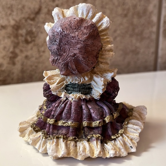 Little Southern Bell figurine, wearing purple dress and bonnet. - Picture 2 of 3